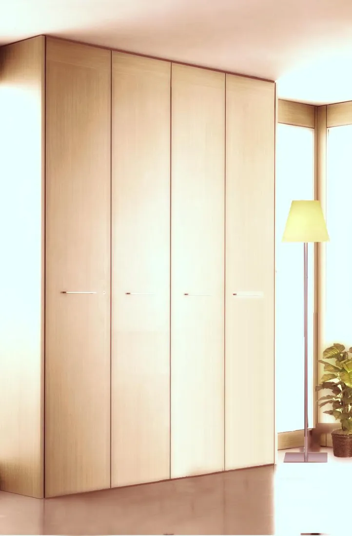 Parete attrezzata ad armadio in legno chiaro