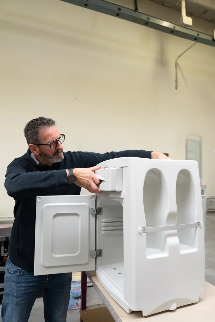 Operatore che verifica un componente bianco assemblato