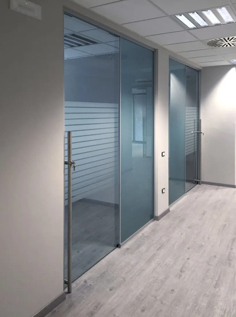 Parete monovetro con fascia satinata