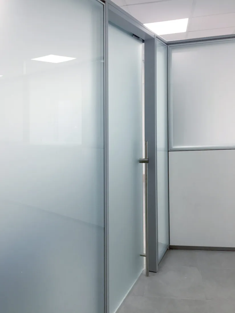 Parete in vetro satinato con porta