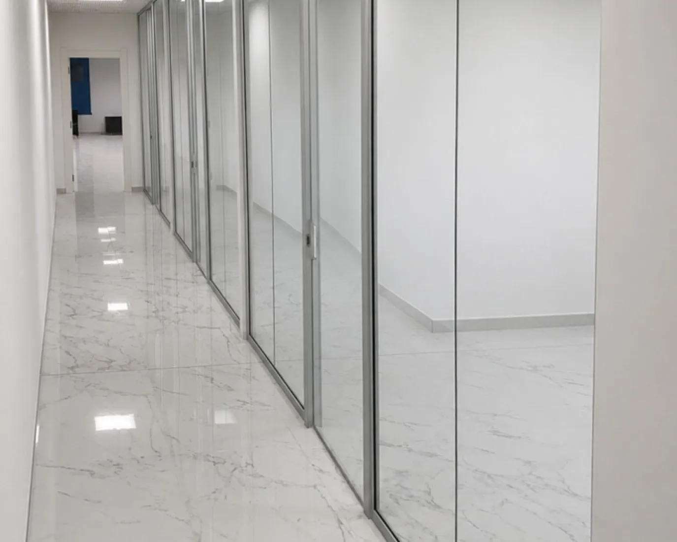 Pareti in vetro in un ufficio
