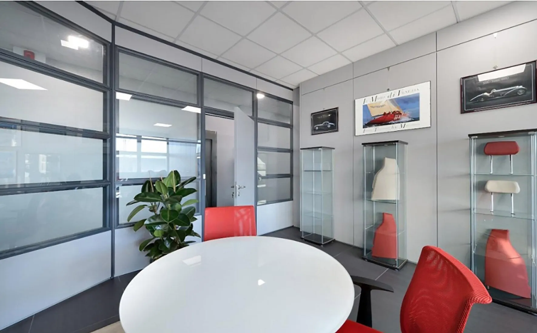 Sala riunioni con pareti vetrate e sedie rosse