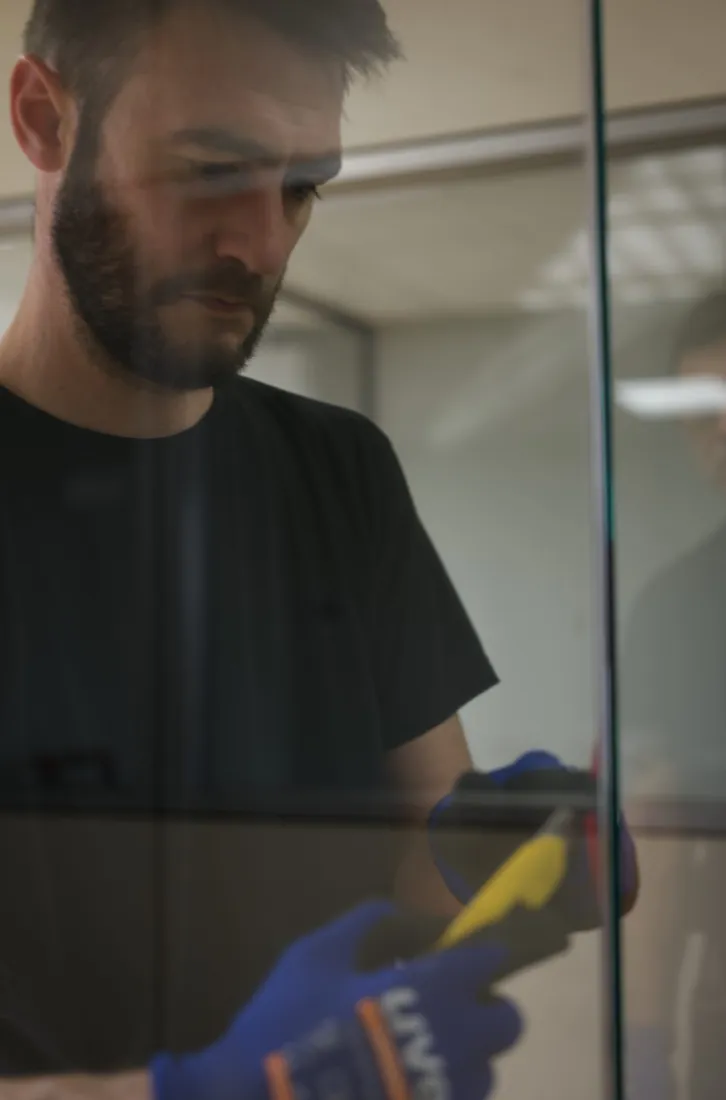 Installatore che monta una lastra di vetro