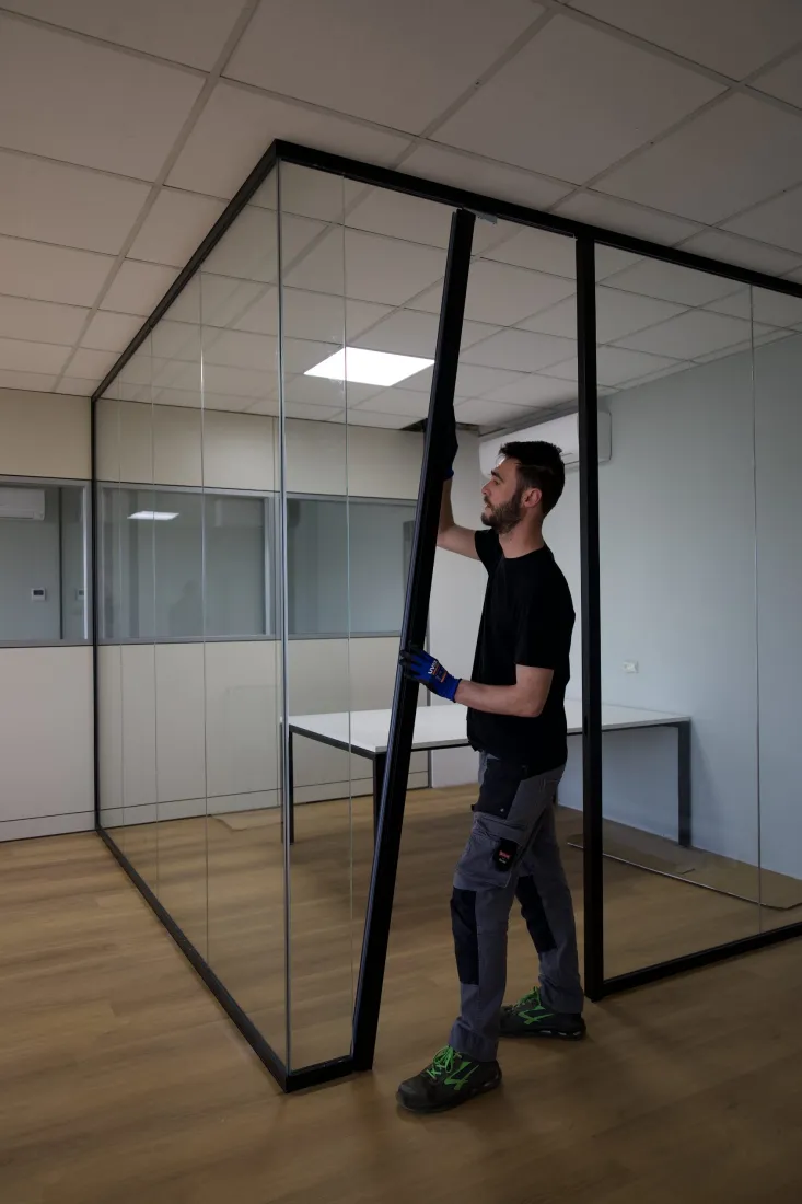 Installatore che posiziona un profilo verticale