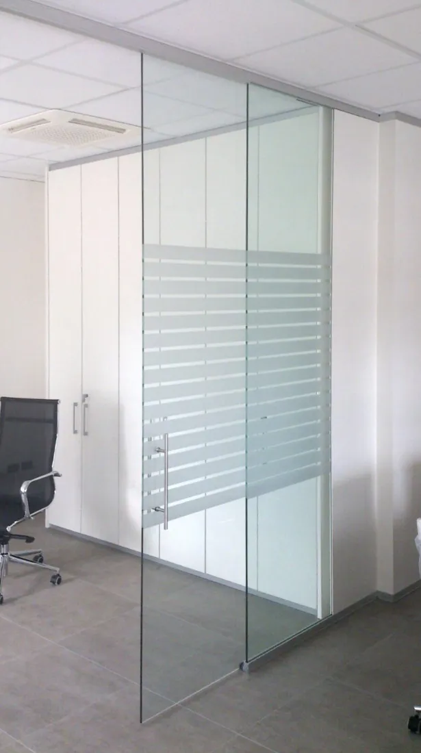 Parete monovetro in un ufficio bianco