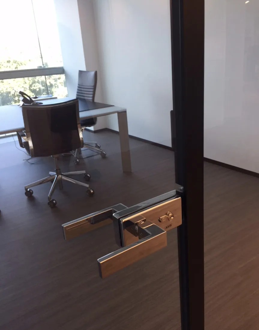 Ufficio con porta in vetro e maniglia in legno