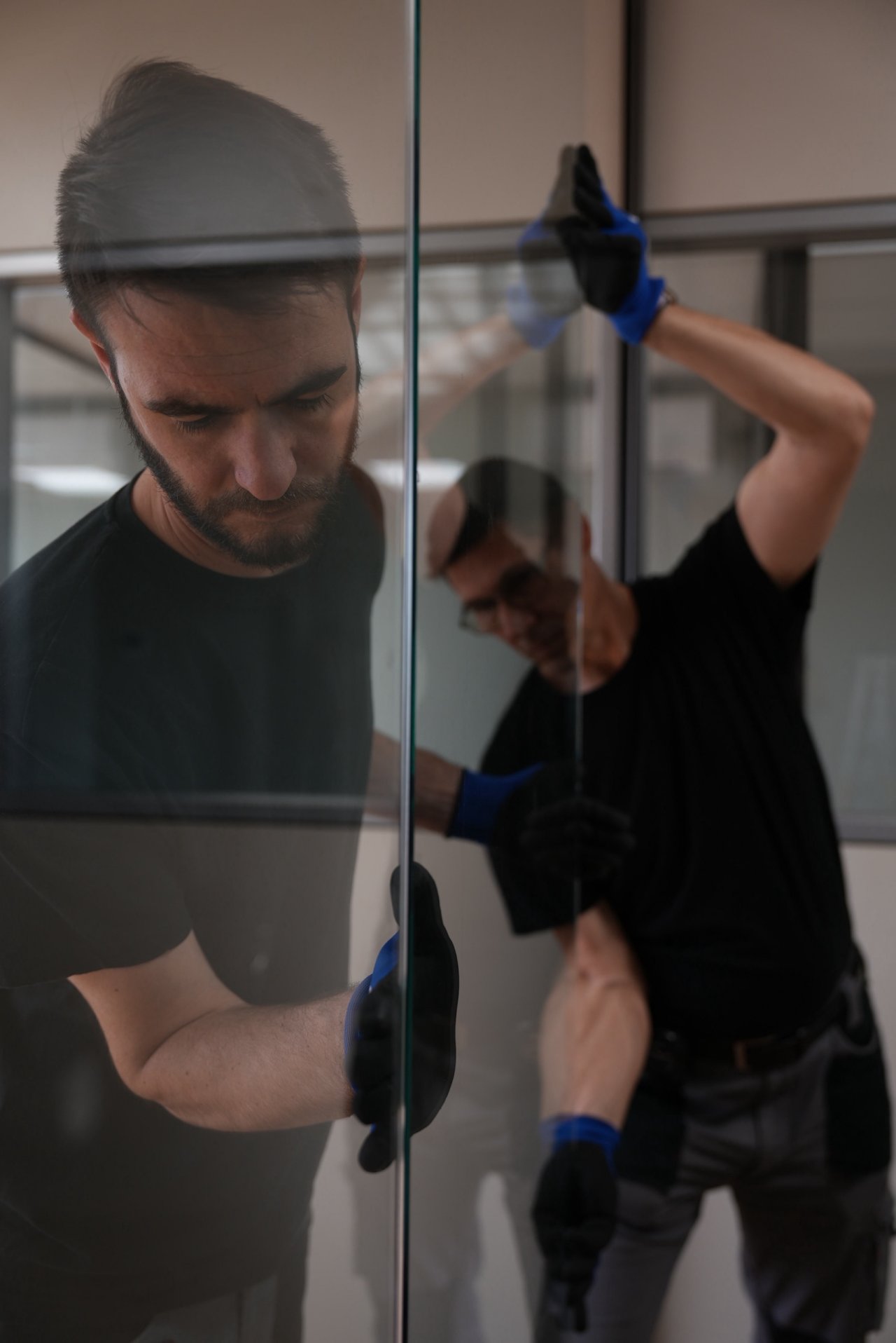 Operatore che monta una parete in vetro