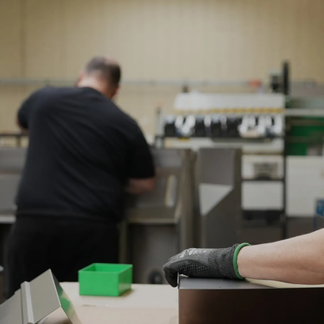 Operatori che lavorano il metallo